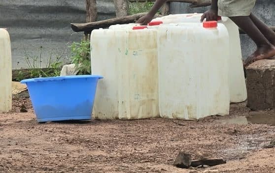Gefüllte Wasserkanister in Kuwonku Village